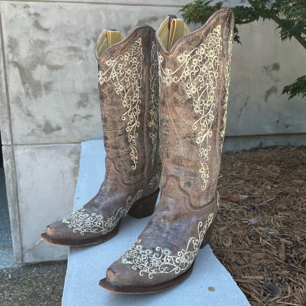 Corral Vintage (brand) Western Boots - Women’s size 8.5-9 Brown with Embroidery